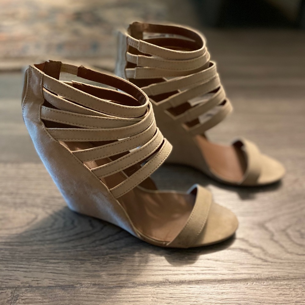 🚫 SOLD Tan wedges